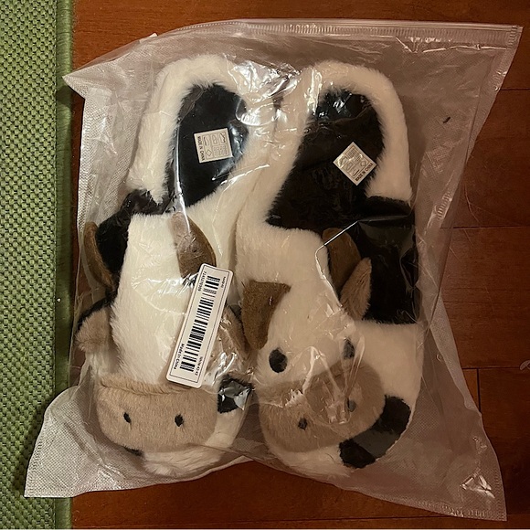 Cow Slippers 🐮 - Picture 5 of 6